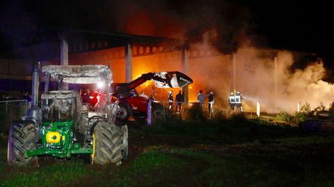 El incendio calcin dos tractores, otra maquinaria agrcola y la hierba almacenada