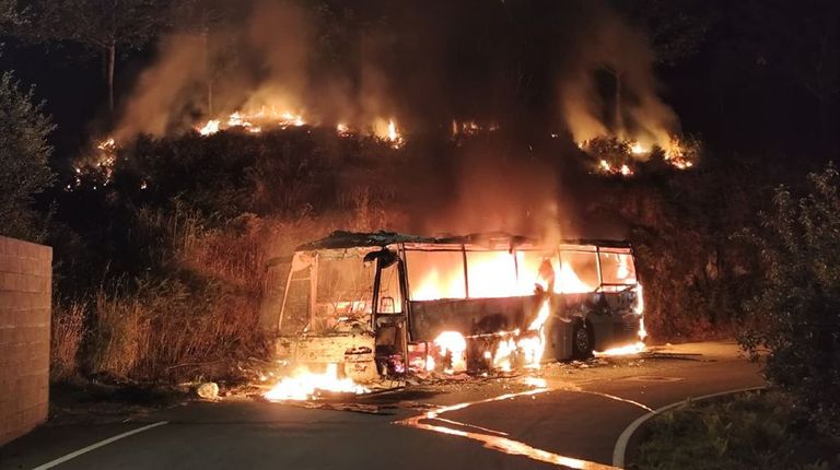 Arde un autobús que llevaba tiempo parado en una parroquia rural pontevedresa y el fuego se extiende al monte