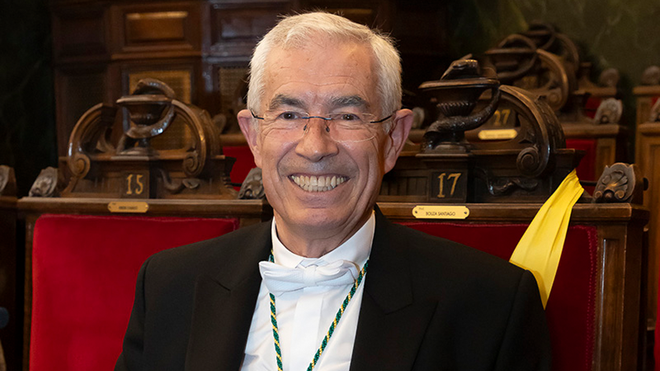 Emilio Bouza, acad�mico de n�mero de Microbiolog�a y Parasitolog�a.