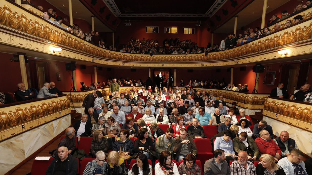 P&uacute;blico en un acto celebrado en el Teatro Pastor D&iacute;az de Viveiro