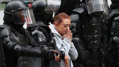 Una mujer llora tras la detencin del exvicepresidente ecuatoriano Jorge Glas en Quito.