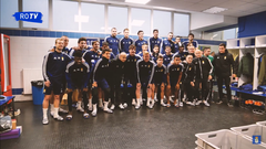 Miguel, aficionado del Real Oviedo, con la plantilla del primer equipo