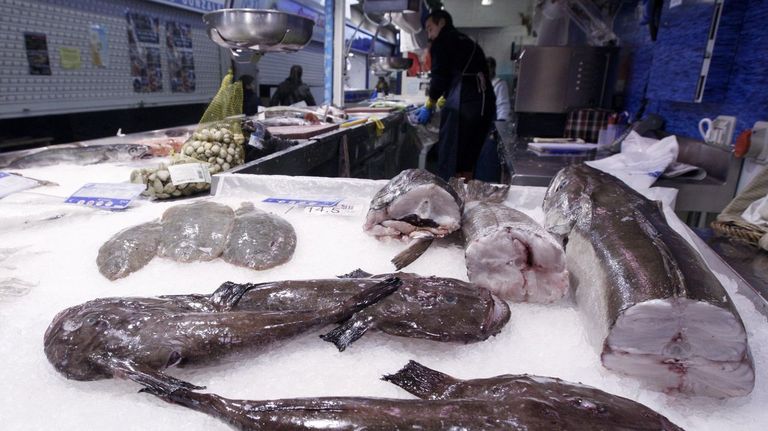 Lenguados, rapes y merluzas, en una pescadería gallega (foto de archivo)