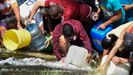 Vecinos de Caracas recogen agua del ro Guaire ante los problemas de desabastecimiento