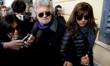 Beppe Grillo, acompaado por su esposa, a la derecha, el da de la jornada electoral.