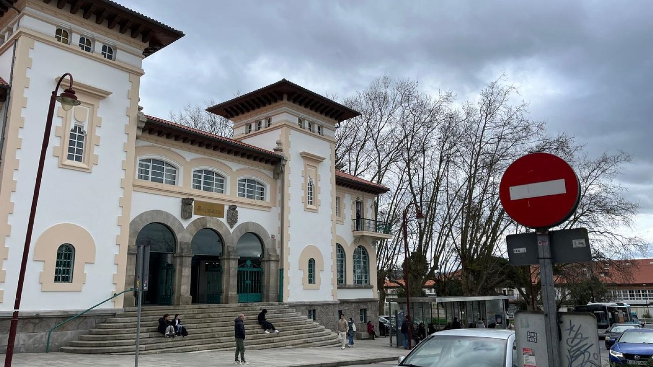 Edificio de Correos, junto al Cant�n de Ferrol.