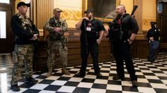 Un grupo de hombres armados con fusiles de asalto tom el Capitolio de Mchigan