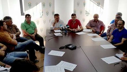 Pablo Garca y Roman Santalla presidiendo la mesa del comit comarcal de Unins Agrarias, ayer en Laln