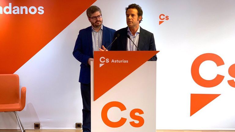 Ignacio Cuesta, candidato de Ciudadanos a la alcaldía de Oviedo, con el secretario de Organización de Ciudadanos, Fran Hervías