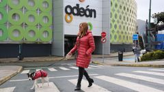 Em la imagen, una vecina pasea a su perro frente al centro comercial Oden de Narn