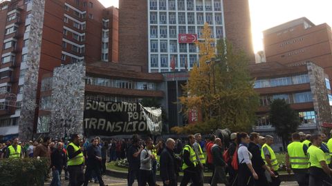Paso de la marcha enfrente de la sede de UGT en Oviedo
