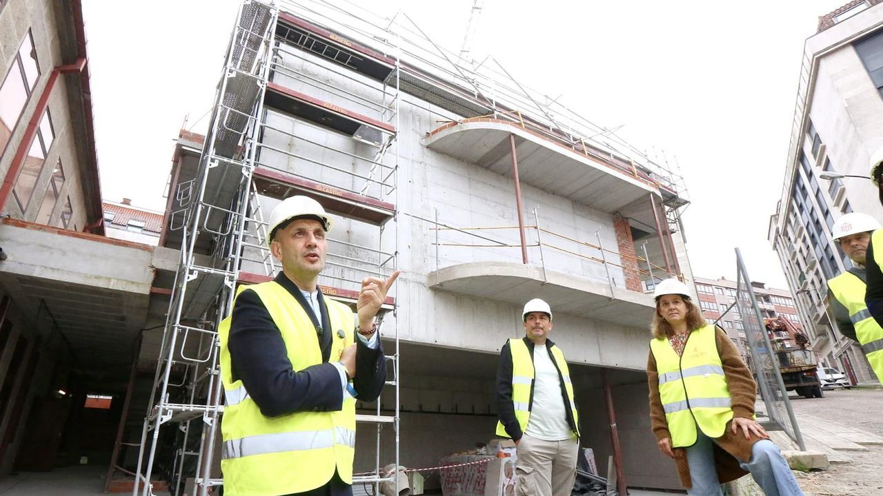 El regidor durante una visita a las obras con representantes de asociaciones y colectivos del municipio.