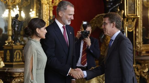 Los reyes Felipe VI y Letizia saludan al líder del PP, Alberto Núñez Feijoo en la recepción a las altas autoridades del Estado en el Día de la Fiesta Nacional