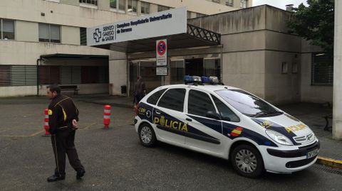 Una patrulla de polica, ante la puerta del hospital de Ourense