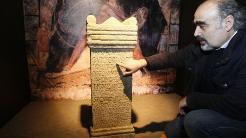 El arqueólogo Celso Rodríguez enseña la inscripción del mitreo de Lugo