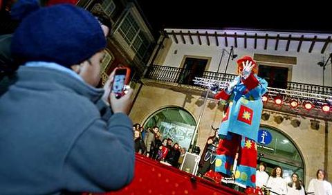 Tras la llegada del rey Urco y su squito de comparsas a la plaza de A Verdura, Caki Vias ley el pregn de apertura del entroido.