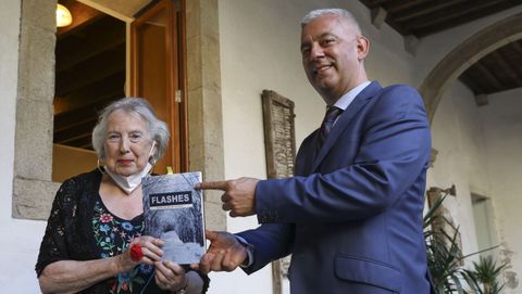A autora estivo acompaada do secretario xeral de Poltica Lingstica, Valentn Garca