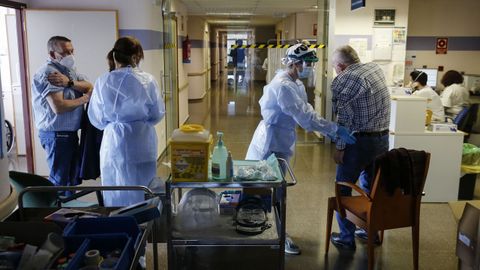 Vacunacin de personas de 60 a 65 aos en el Hospital de Vern
