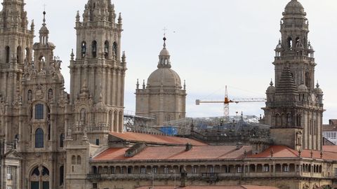 Obras de restauracin en los tejados de la catedral de Santiago