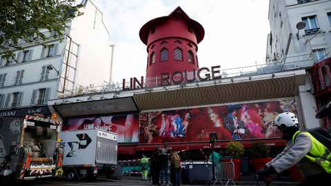 Las aspas del molino del m�tico local parisino Moulin Rouge se han derrumbado
