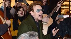 Bono con Silvia Rbade de Escuchando Elefantes interpretando Every Breaking Wave