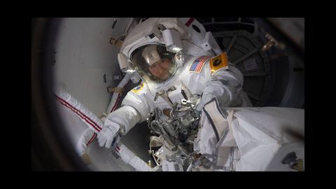 A astronauta Christina Koch preprase para sar da estacin espacial ao baleiro do espazo