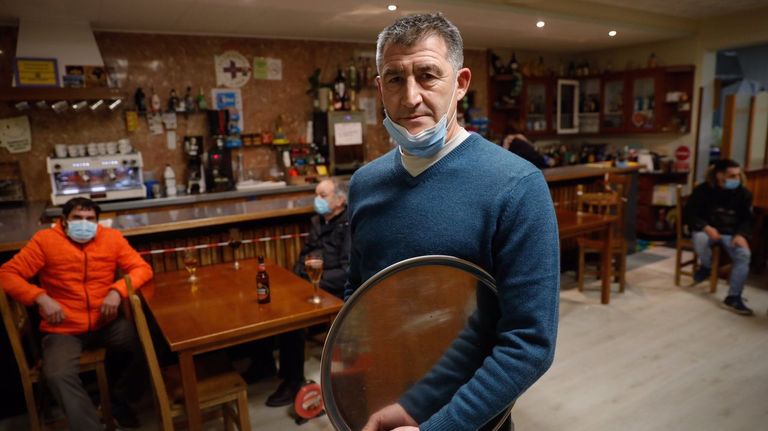 Miguel Ángel, del bar O Cruce, afectado por el corte de agua, en una imagen de archivo.