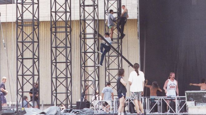 Los tcnicos, montando el escenario sobre el que se desarroll el festival en 1993