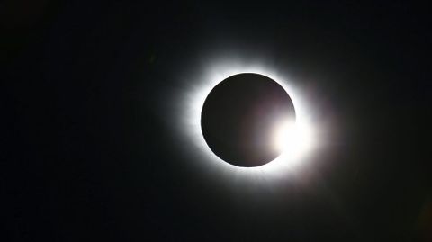 Eclipse solar total tomada desde Svalbard (Noruega)