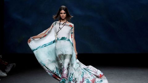 Una modelo luce una creacin de Marcos Luengo para la primavera/verano 2019, durante la ltima jornada de la 68 edicin de la pasarela Mercedes-Benz Fashion Week Madrid. 