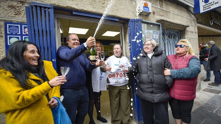 Marín reparte 20 millones de euros del primer premio de la Lotería del Niño: «Podemos decir que en Tica, toca»