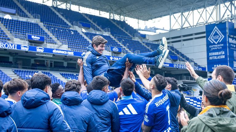 Nacho Estrada, manteado por sus compañeros tras el ascenso del Vetusta