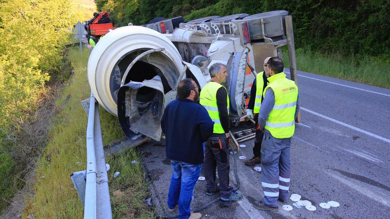 Leve el conductor de una hormigonera tras volcar en Samos.Sugar Drops act�a en el Clavic�mbalo