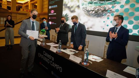 Moisés Canle al recibir el primer premio de la cátedra Epifanio Campo.