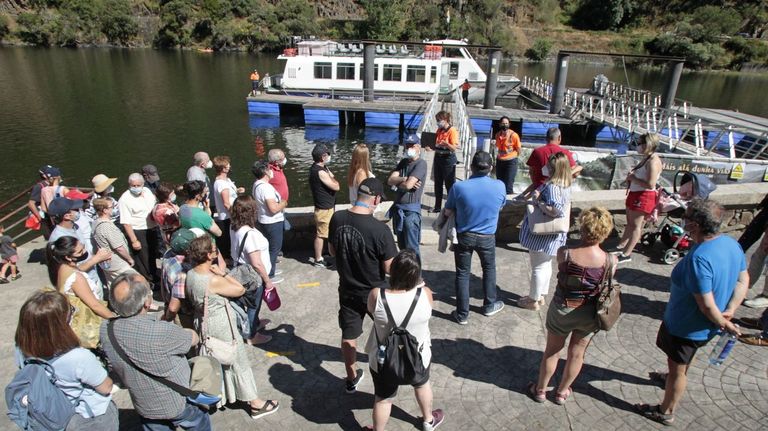 Un grupo de usuarios de las rutas fluviales en el embarcadero de Ponte do Sil, en una imagen de archivo