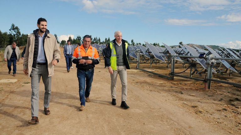 Fernando Pereira (en el centro) acompañó al conselleiro de Economía, Francisco Conde, en su visita a la planta de paneles solares de Vilardevós (Ourense)
