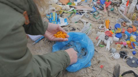 Recogida de plástico en la playa coruñesa de Mera por parte del colectivo Retoque Retro
