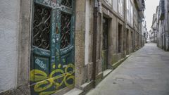 En una imagen de archivo, una puerta de un edificio de la zona monumental de Santiago completamente llena de pintadas