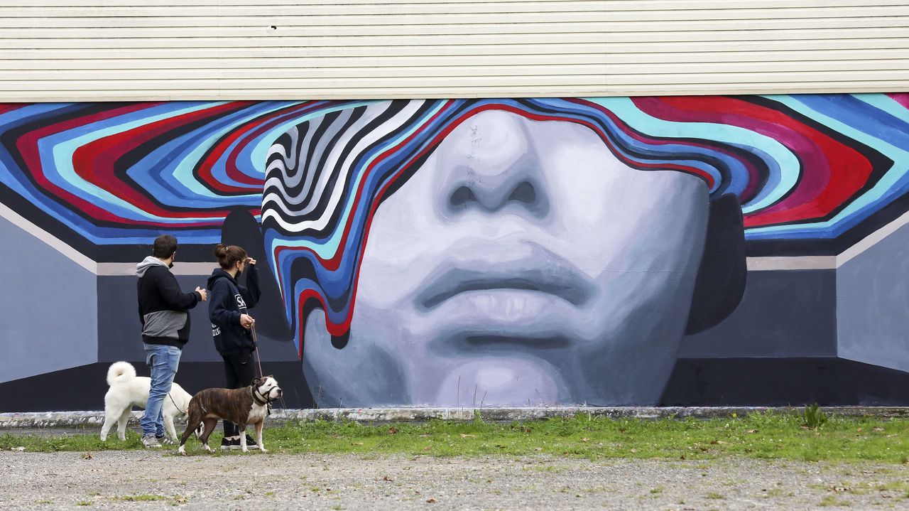 Santiago enriquece su patrimonio de arte urbano.En la playa de Donios se permite la presencia de perros, siempre bajo el control de sus dueos