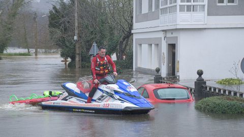 Rescate de los vecinos en Begonte con motos de agua