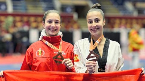 Noa Romero e Irene Montemuíño muestran sus medallas.