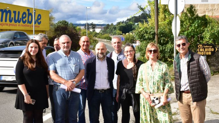 Néstor Rego, junto a otros dirigentes del BNG, en su visita a vecinos de Quintela de Canedo.