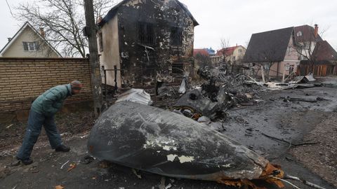 Restos de un avión derribado esta madrugada en Kiev