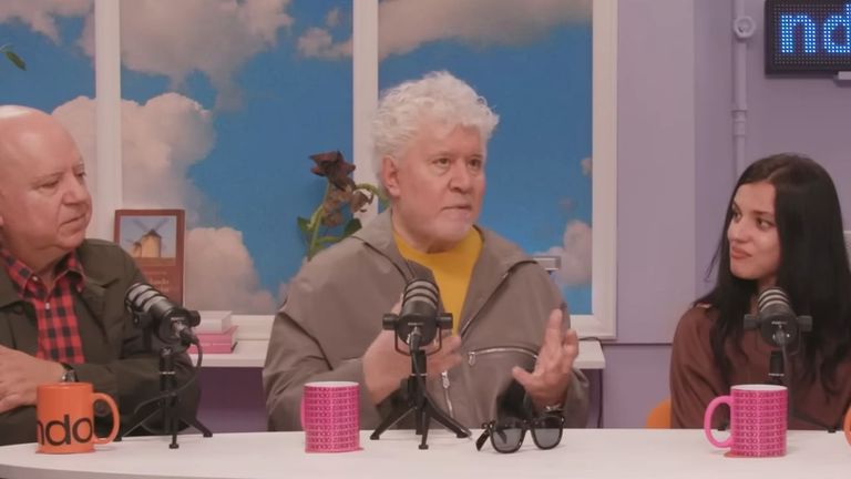 Pedro Almodóvar confiesa que lleva 30 años molesto con la canción de Joaquín Sabina sobre sus chicas: «No me hizo ni puñetera gracia»