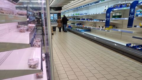 Lineales de un supermercado Lidl de Lugo vacíos por la huelga de transporte