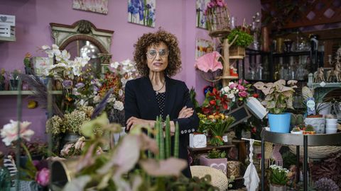Pepa, rodeada de las flores de su negocio, en Verín