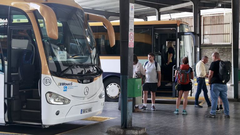 Abanca pone a la venta su 34 % en el capital de la dueña de la firma de transporte Monbus
