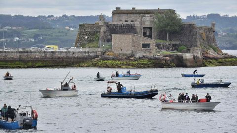 Pescadores y mariscadores en la protesta en A Corua, con el castillo de San Antn al fondo