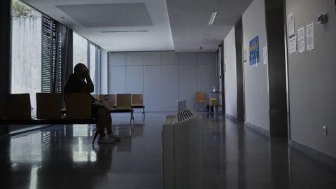 Un paciente esperando en un centro de salud, en una foto de archivo