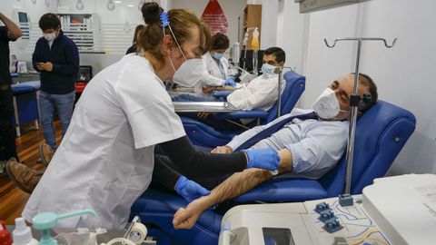 El conselleiro de Sanidade, García Comesaña, y el delegado de la Xunta en Ourense, Gabriel Alén, aprovecharon su visita a la nueva instalación para donar sangre